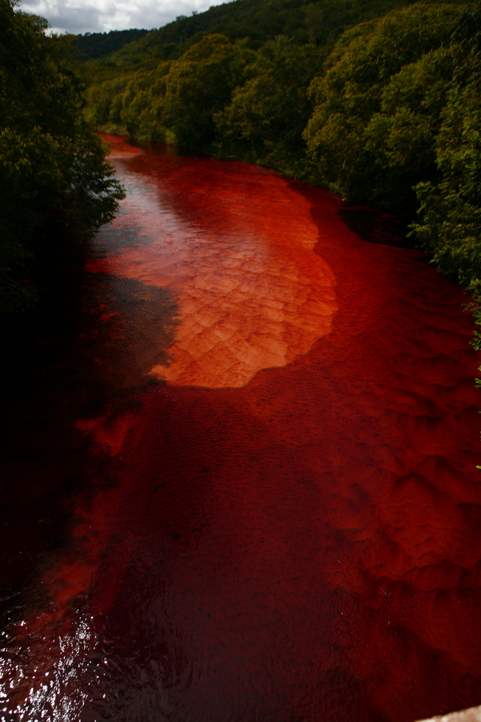 Бывает красная река. Красная река (River Runs Red). Красная река в долине Куско. Озеро дьявола Чили. Красная вода.