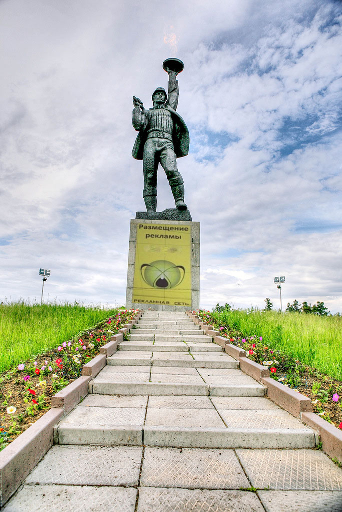 Город герой нижневартовск. Памятник алёша в Нижневартовске. Памятник покорителям Самотлора в Нижневартовске. Нижневартовск Алеша памятник покорителям Самотлора. Памятник героям Самотлора Нижневартовск.