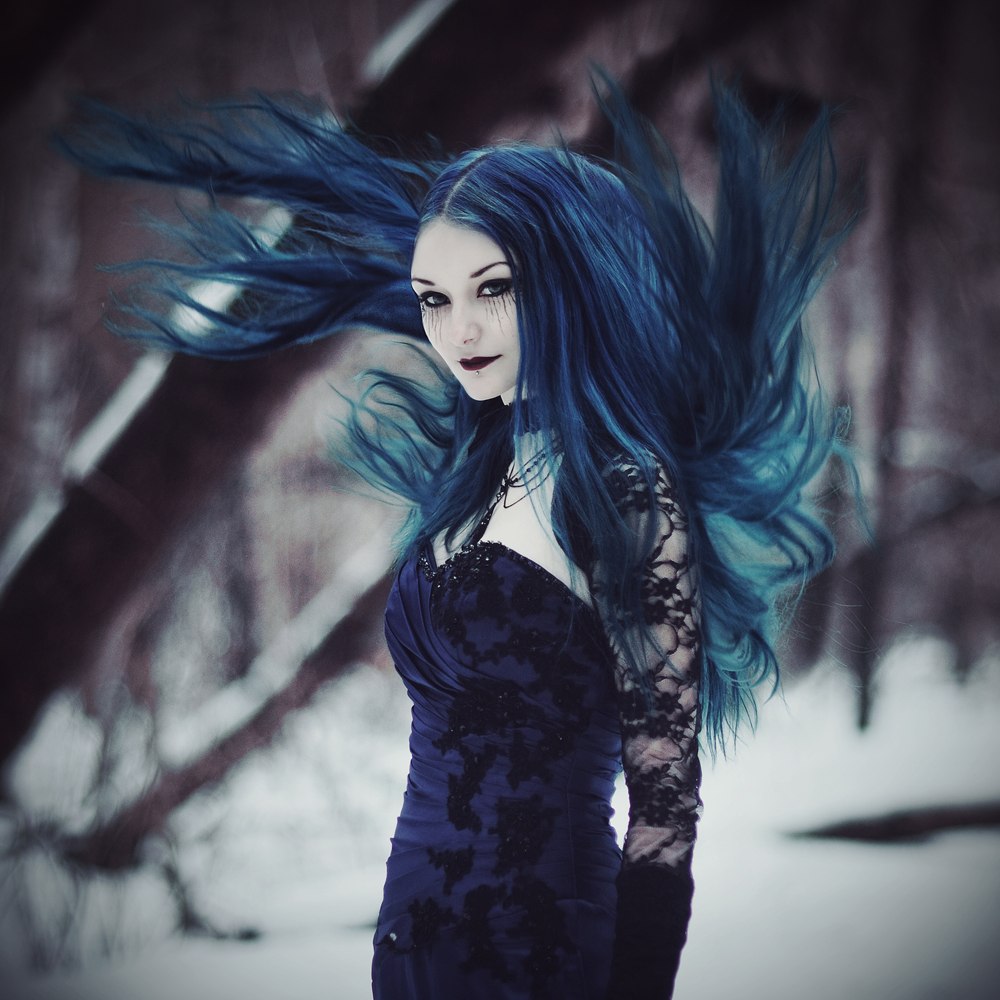 Темно синие волосы девушка